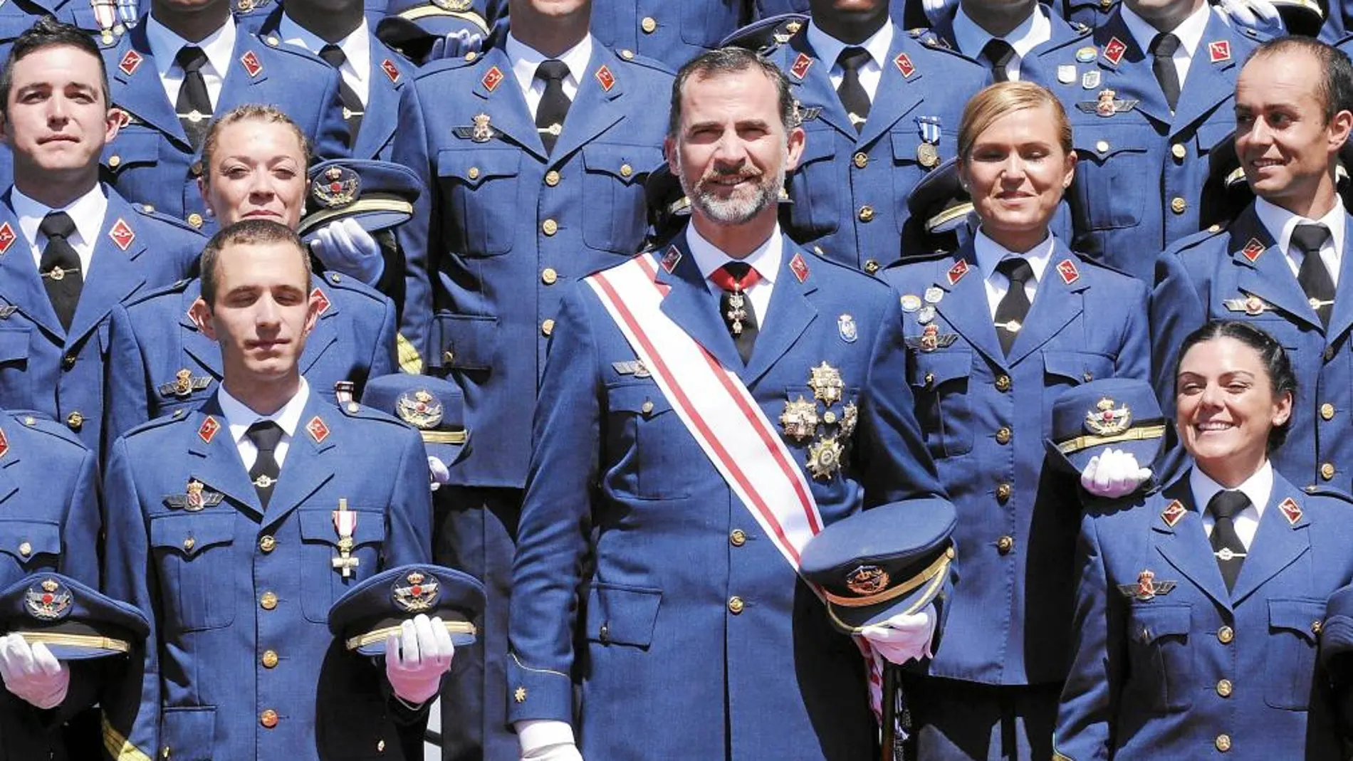 Foto de familia del Príncipe de Asturias con la promoción de sargentos.