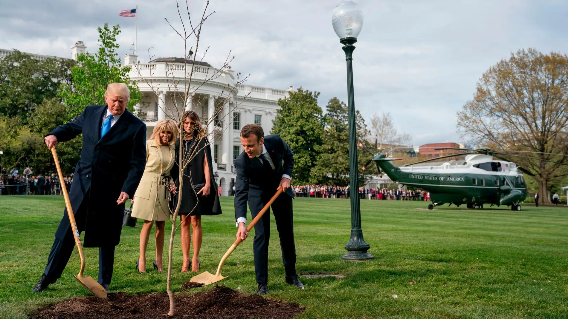 Los Macron y los Trump plantan juntos el árbol en el jardín de la Casa Blanca en abril de 2018/ AP