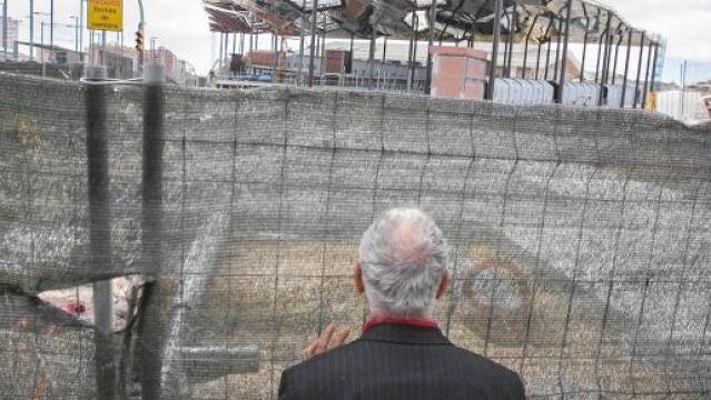 Un jubilado observa en la plaza de les Glòries cómo avanzan las obras del nuevo Mercat dels Encants