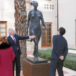 José Carrilero, Ramón Luis Valcárcel y Pedro Alberto Cruz contemplan la obra cedida por el artista caravaqueño a la Comunidad Autónoma
