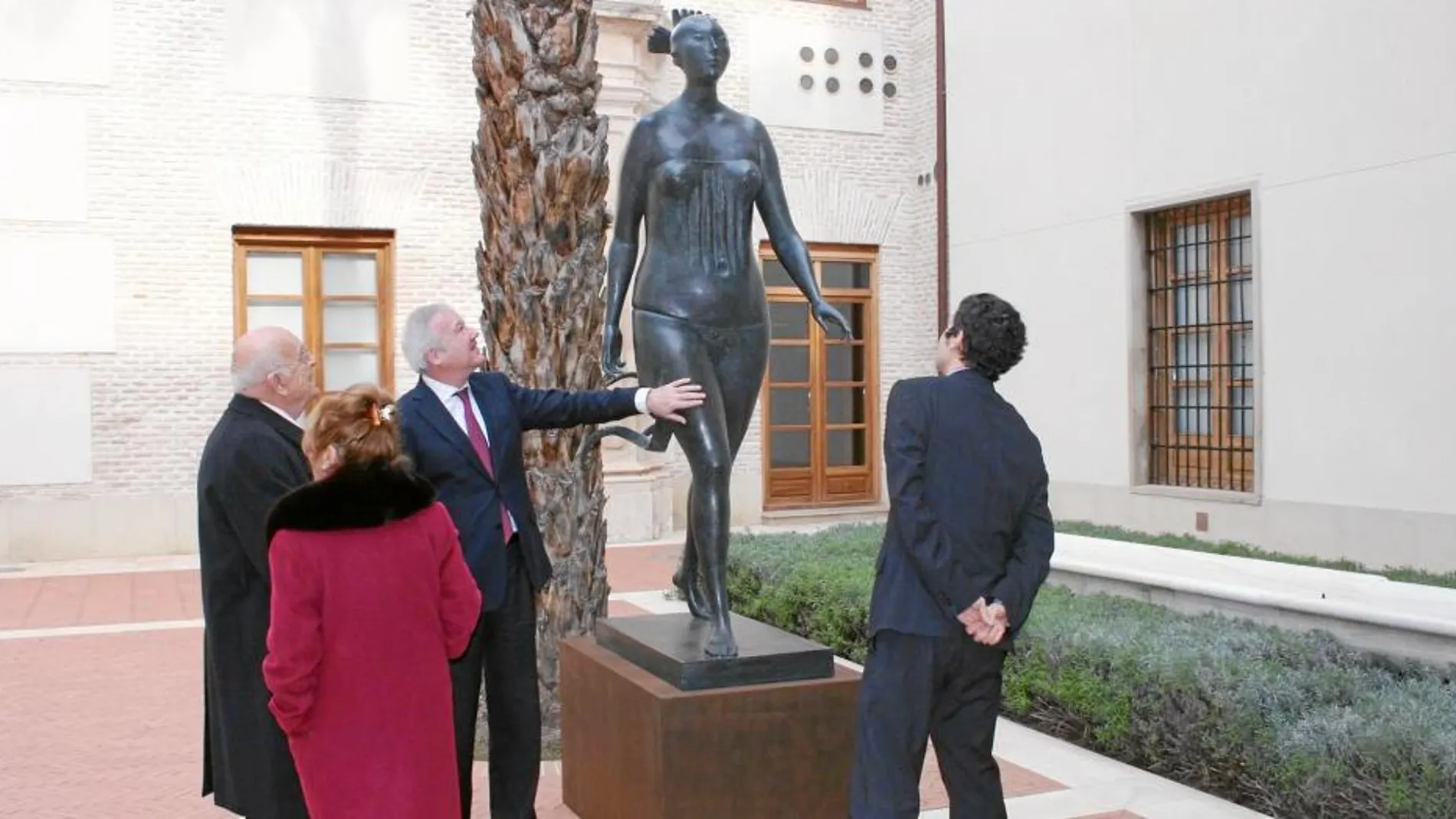 José Carrilero, Ramón Luis Valcárcel y Pedro Alberto Cruz contemplan la obra cedida por el artista caravaqueño a la Comunidad Autónoma