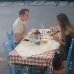 Momento en el que el turista británico comenzó a sentirse mal durante la cena