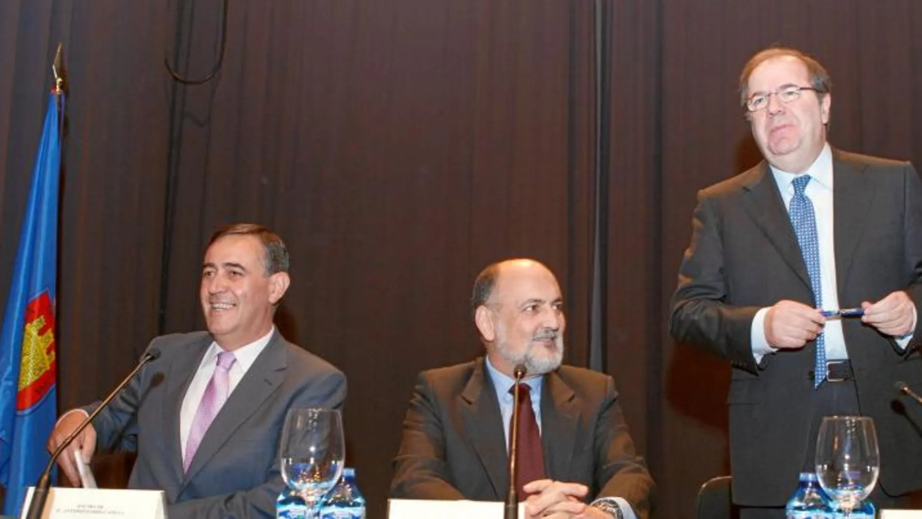 El presidente de la Junta, Juan Vicente Herrera, el titular del Constitucional, Francisco Pérez de los Cobos, y Antonio Pardo, en la apertura de las XIX Jornadas de la Asociación de Letrados del TC