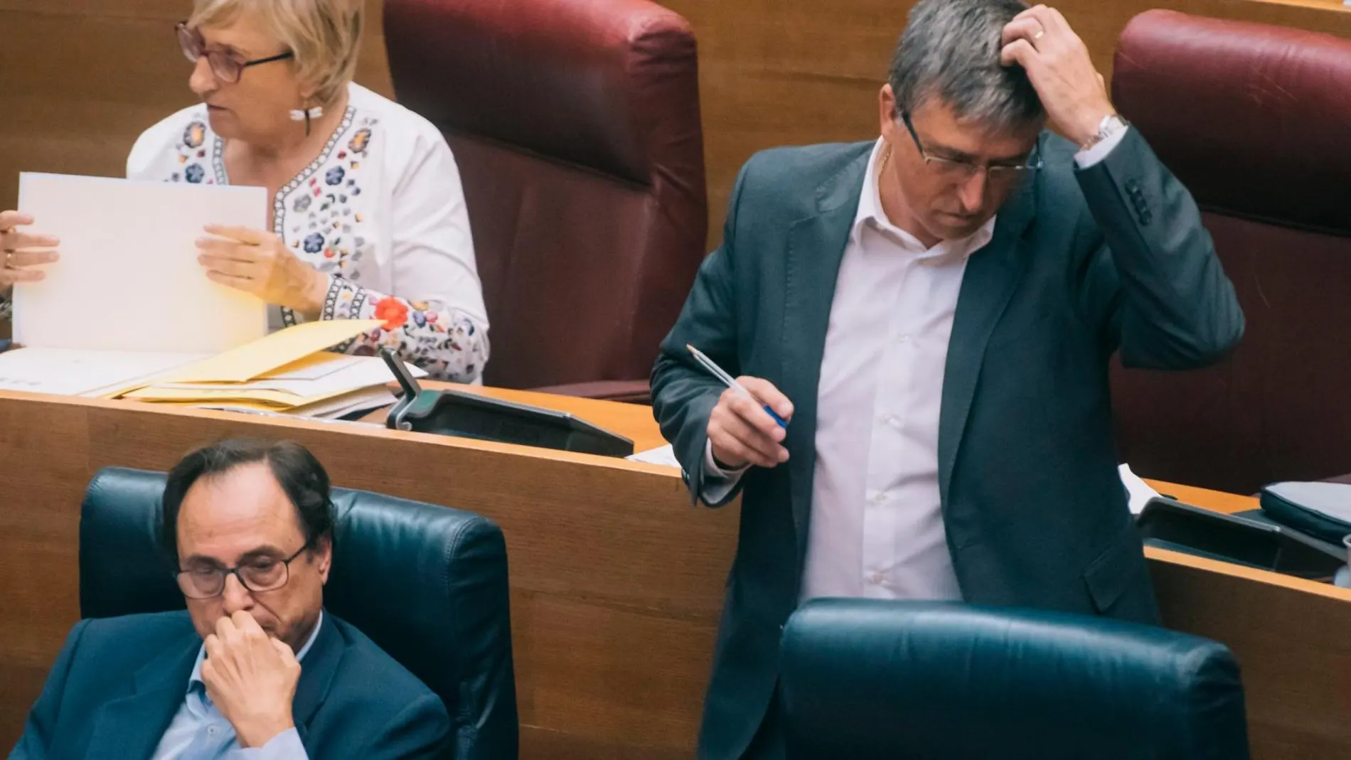 El conseller de Economía Sostenible, Rafael Climent, junto al de Hacienda, Vicent Soler, en Les Corts