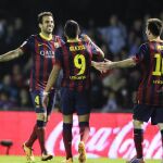 Cesc, Alexis y Messi se abrazan después de uno de los goles del Barcelona en Balaídos