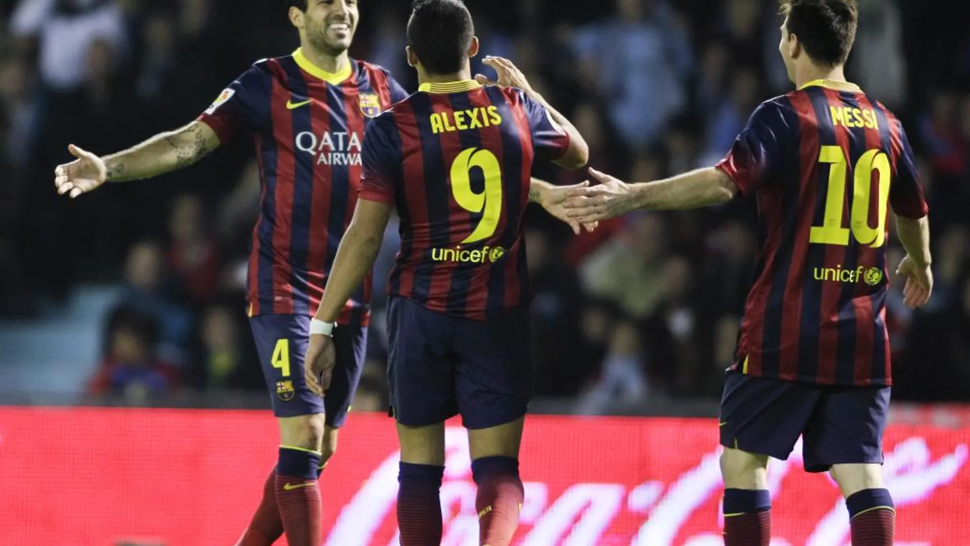 Cesc, Alexis y Messi se abrazan después de uno de los goles del Barcelona en Balaídos