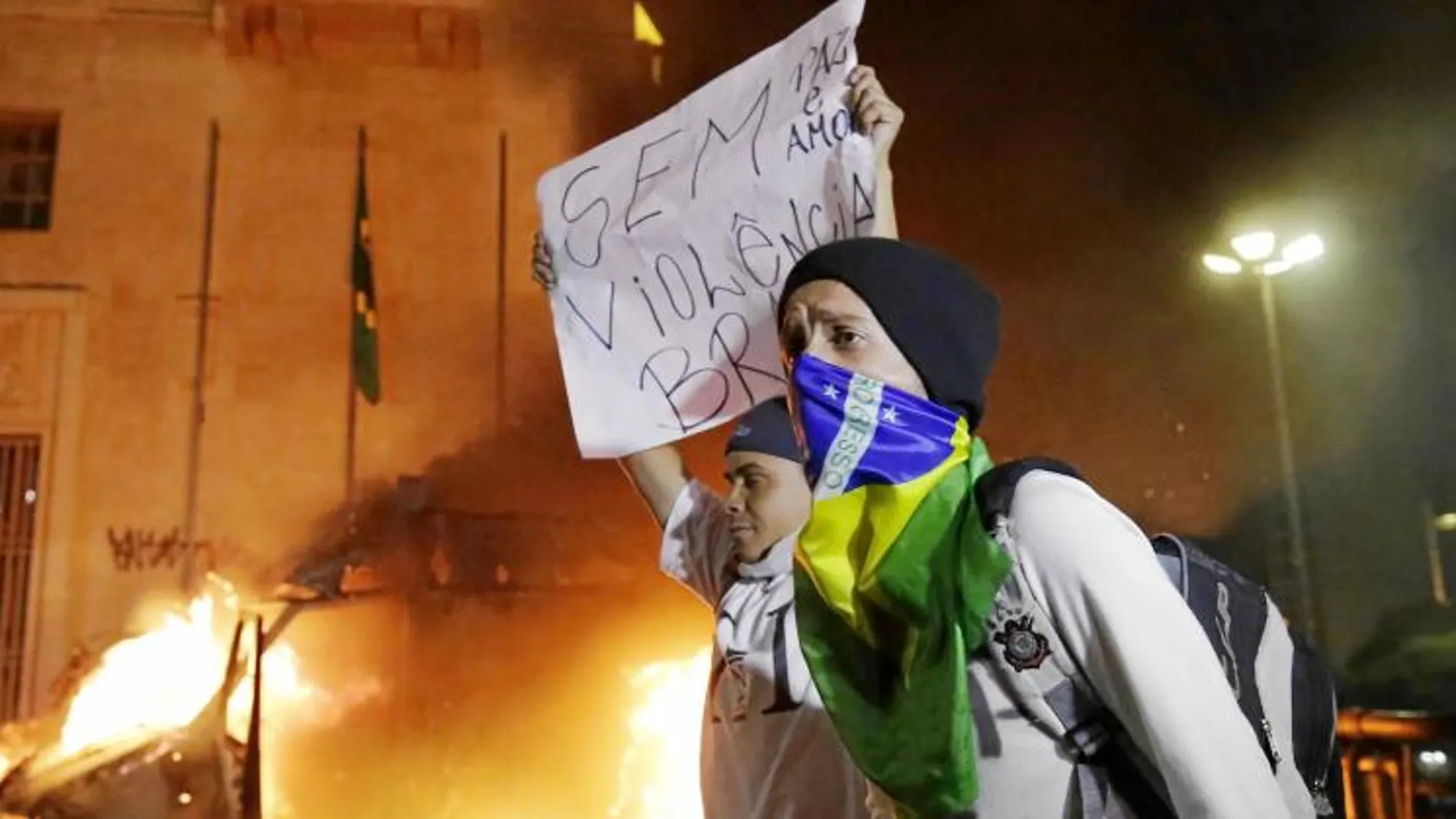 Un grupo de manifestantes intentó asaltar la sede del Ayuntamiento de Sao Paulo, donde se produjeron violentos choques con la Policía