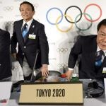 De izquierda a derecha, los miembros de la candidatura de Tokio para celebrar los Juegos Olímpicos de 2020, el presdiente de la candidatura, Masato Mizuno, el viceprimer ministro y ministro de Finanzas nipón, Taro Aso, y el gobernador de Tokio, Naoki Inose