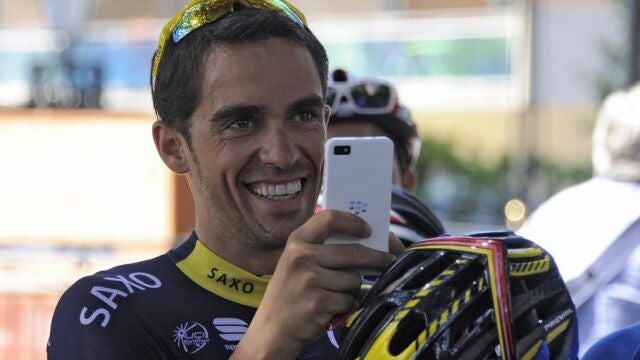 Alberto Contador bromea durante la jornada de descanso del Tour