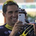 Alberto Contador bromea durante la jornada de descanso del Tour