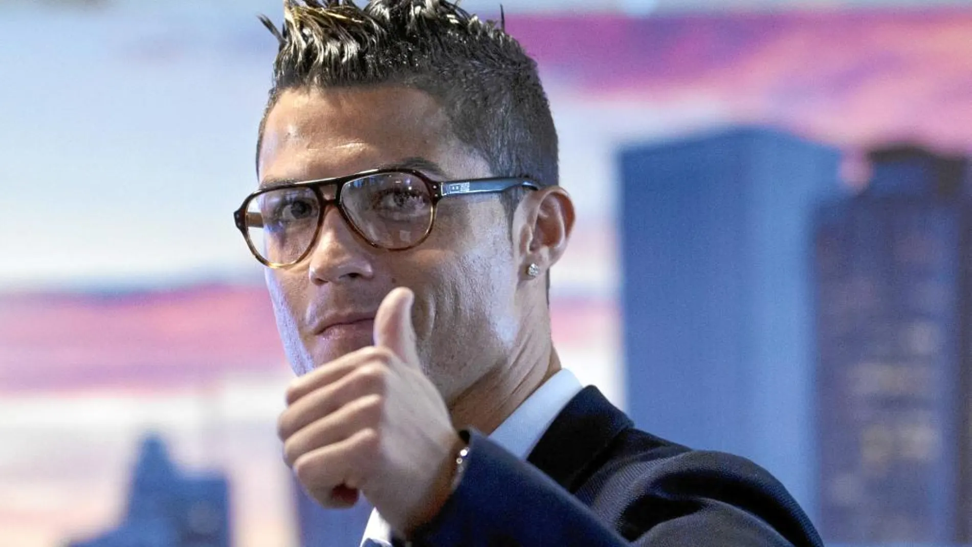 El futbolista portugués se presentó en el palco del Santiago Bernabéu con unas gafas «vintage» que enseguida crearon miles y miles de tuits