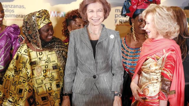 La Reina y María Teresa Fernández de la Vega, que preside la Fundación Mujeres por África