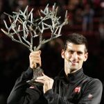El serbio Novak Djokovic, número dos del mundo, levanta el trofeo del torneo de Paris Bercy, tras derrotar en la final al español David Ferrer