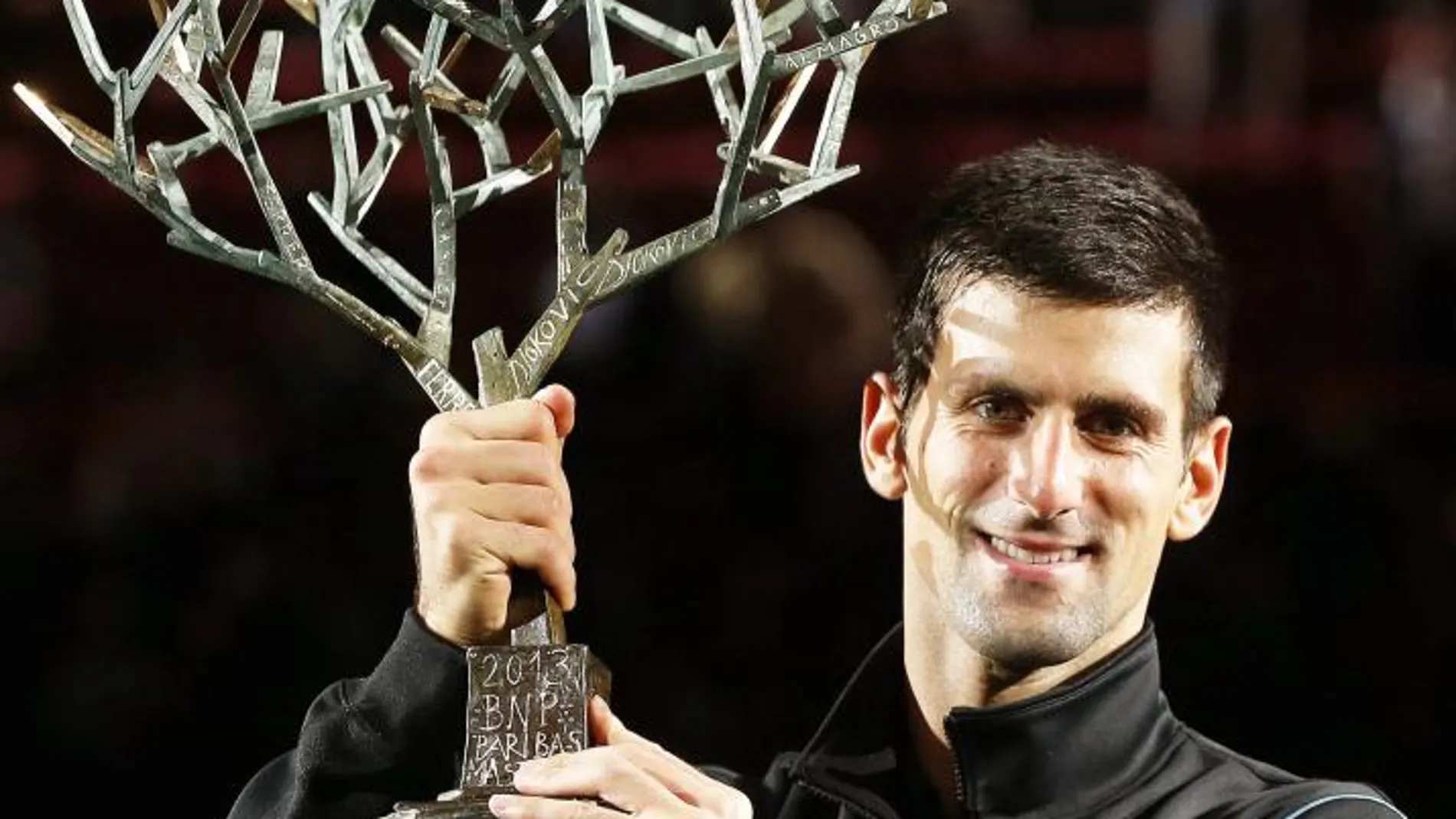 El serbio Novak Djokovic, número dos del mundo, levanta el trofeo del torneo de Paris Bercy, tras derrotar en la final al español David Ferrer