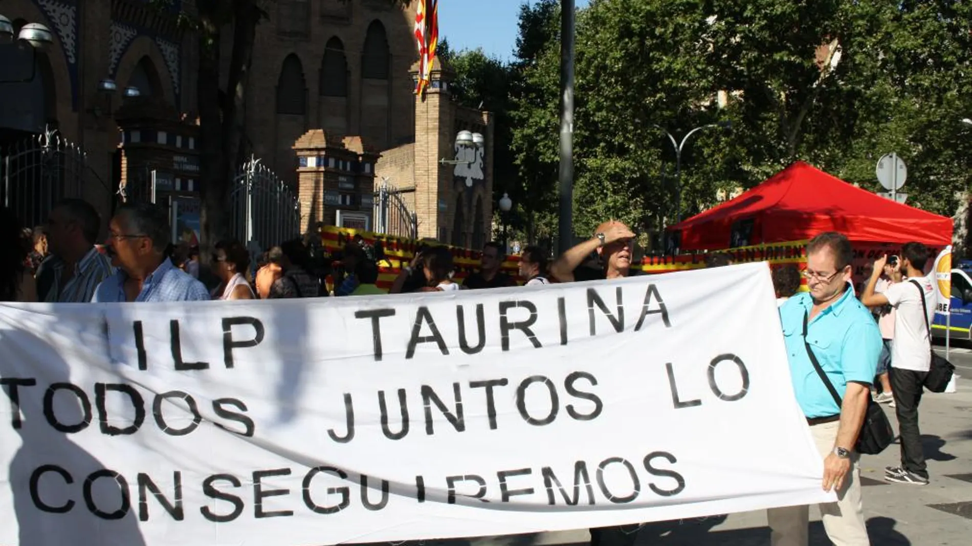 Aficionados catalanes, ante la Monumental de Barcelona, en imagen de archivo