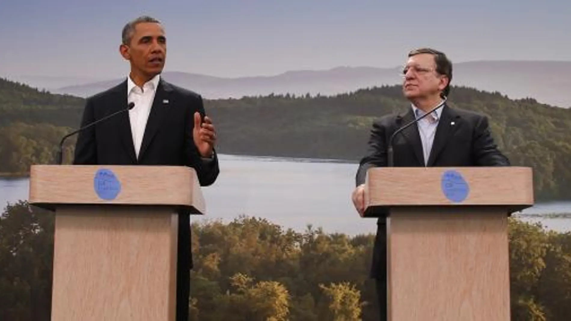 De izquierda a derecha, Herman Van Rompuy, Barack Obama, Jose Manuel Durao Barroso y David Cameron durante una de las reuniones de la cumbre del G8.