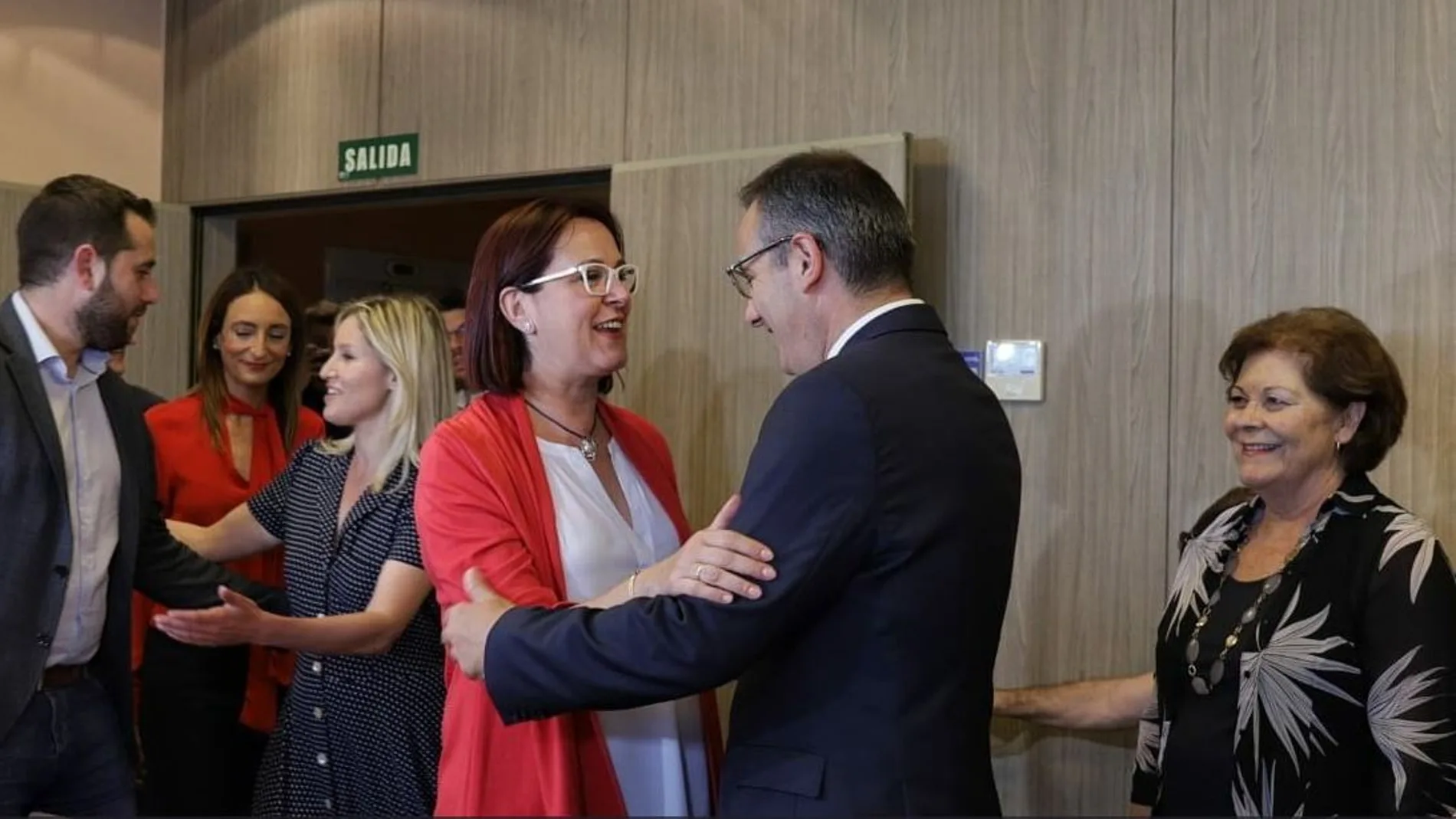 Isabel Franco de Cs con Diego Conesa, del PSOE en la reunión del viernes. LA RAZÓN