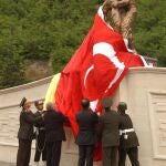 Uno de los monumentos en recuerdo de los 62 militares fallecidos, en la ciudad de Maçka