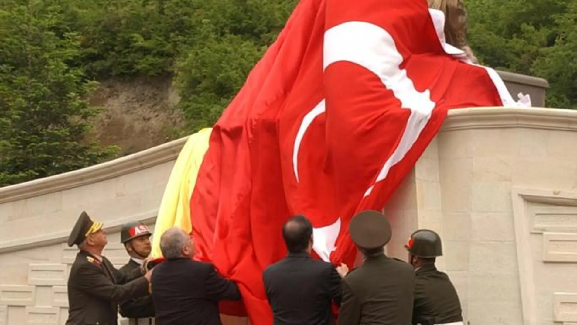Uno de los monumentos en recuerdo de los 62 militares fallecidos, en la ciudad de Maçka
