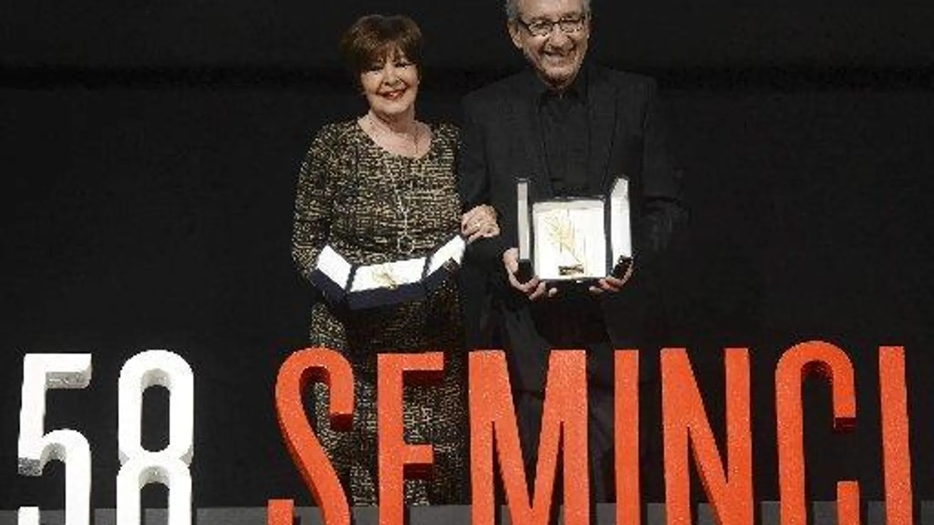 Los actores Concha Velasco y José Sacristán tras recoger la Espiga de Honor en la 58 Semana Internacional de Cine de Valladolid