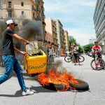 Los repartidores de Glovo protestaron ayer ante la sede de la compañía en Barcelona