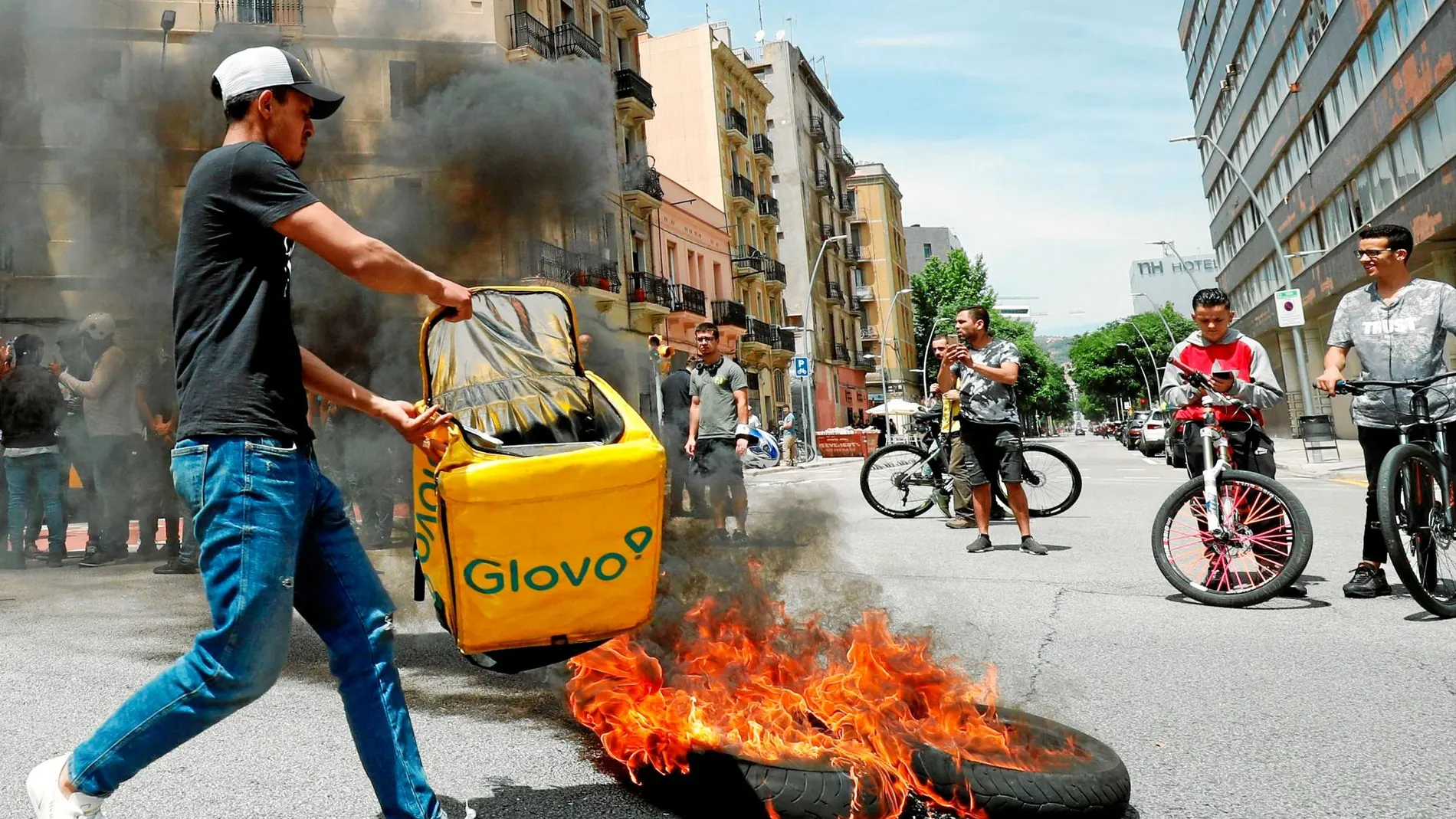 Los repartidores de Glovo protestaron ayer ante la sede de la compañía en Barcelona
