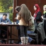 Un grupo de mujeres espera para votar en El Cairo
