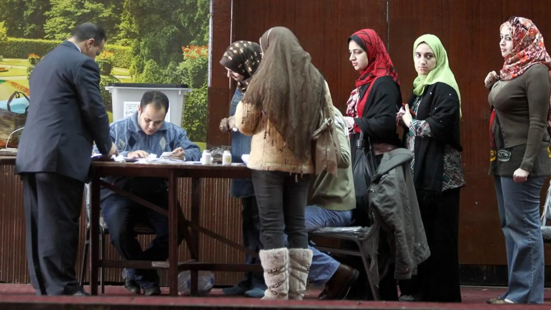 Un grupo de mujeres espera para votar en El Cairo