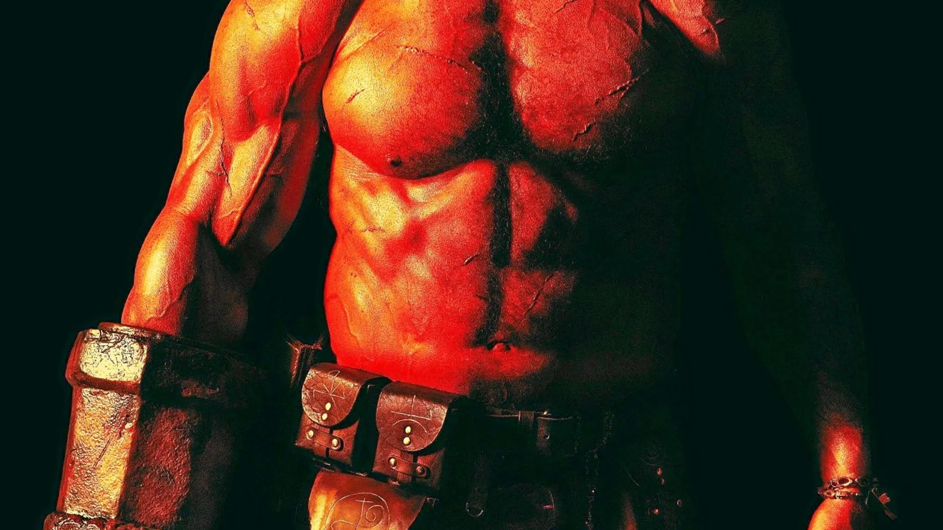 David Harbour interpreta a un Hellboy que lucha con una crisis de identidad y se debate entre hacer el bien y seguir su supuesto instinto destructivo