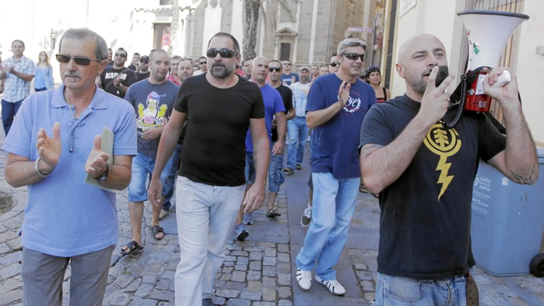 Los trabajadores de la industria auxiliar del sector naval protestan en la Bahía de Cádiz