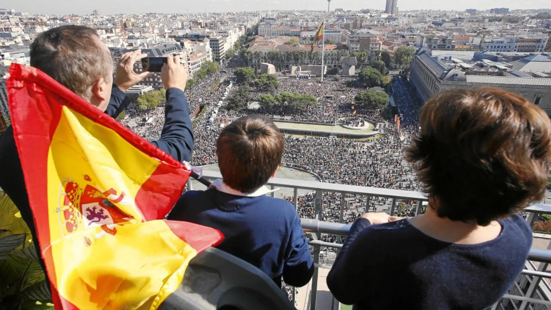 Miles de personas se han congregado en los Jardines del Descubrimiento de la Plaza de Colón de Madrid para protestar por el fin de la 'doctrina Parot'. Foto: Luis Díaz