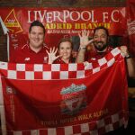 La presidenta de la única peña del Liverpool en Madrid, Jackie Wilcox, con dos aficionados «reds» en el local Triskel Tavern