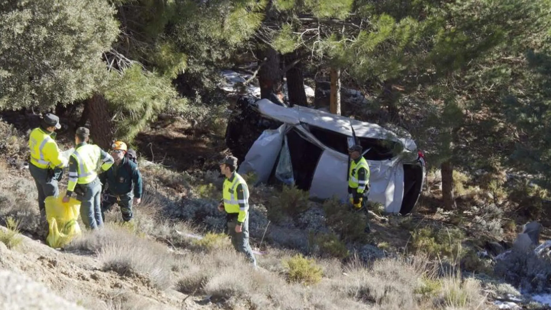 La Guardia Civil de Tráfico trabaja en el lugar en el que dos personas han fallecido y otras dos han resultado heridas