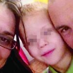 Así de sonrientes posan Mónica y Francisco con su hijo Pàvel tras permanecer varios meses en Rusia a la espera de un juicio positivo