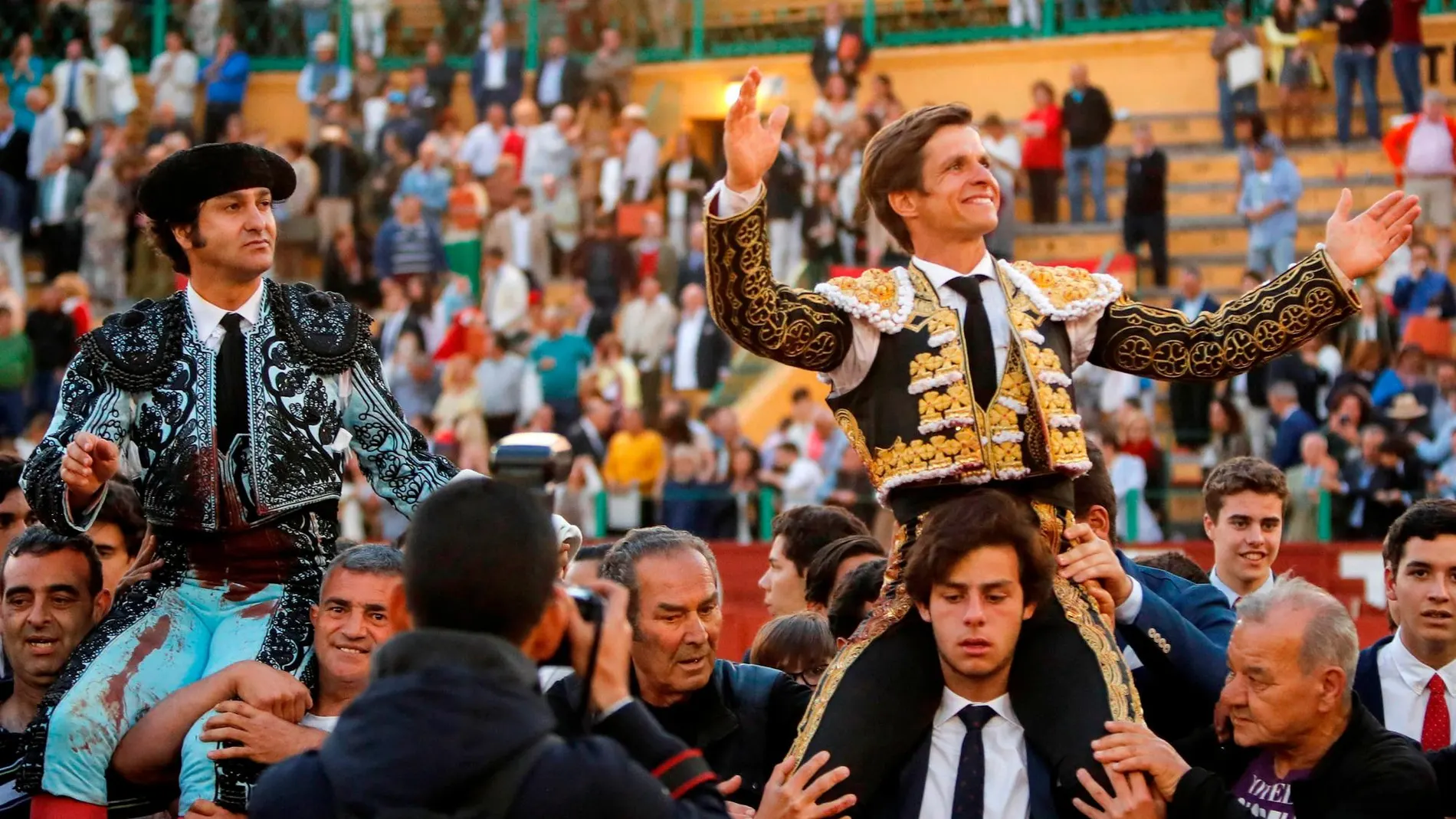 “El Juli” y Morante salen a hombros a la finalización de la corrida en la plaza de toros de Jerez / Efe