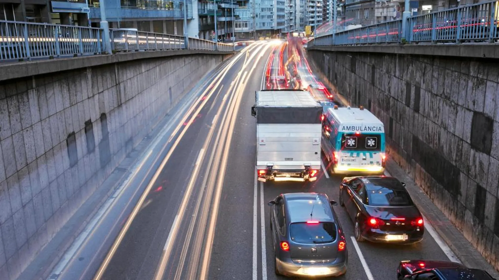 A diario, circulan por la ronda General Mitre unos 35.000 vehículos en cada sentido. El Ayuntamiento quiere reducir la cifra a 8.000, por lo que recomienda tomar otras rutas