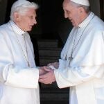 El Papa Francisco recibe al Papa Emérito, Benedicto XVI, quien regresó al Vaticano pasado el 2 de mayo