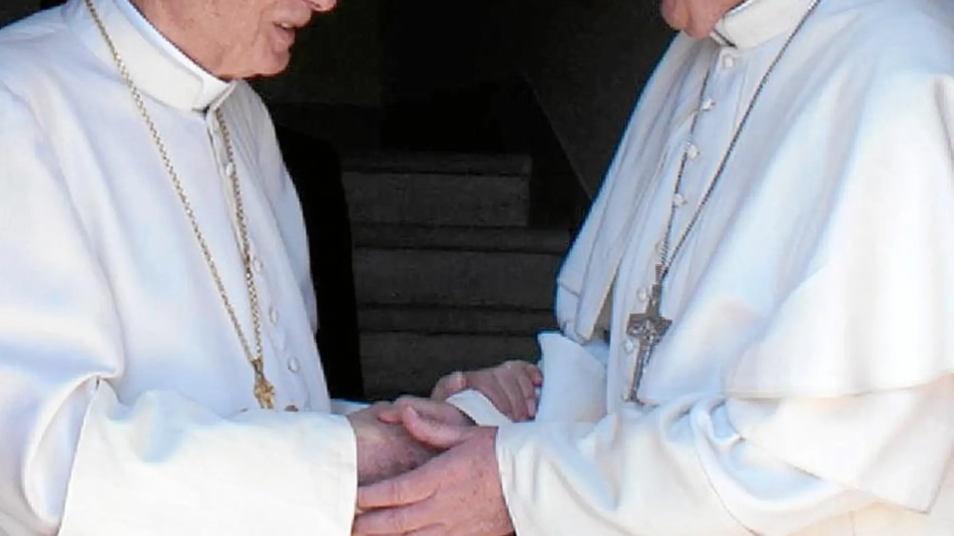 El Papa Francisco recibe al Papa Emérito, Benedicto XVI, quien regresó al Vaticano pasado el 2 de mayo