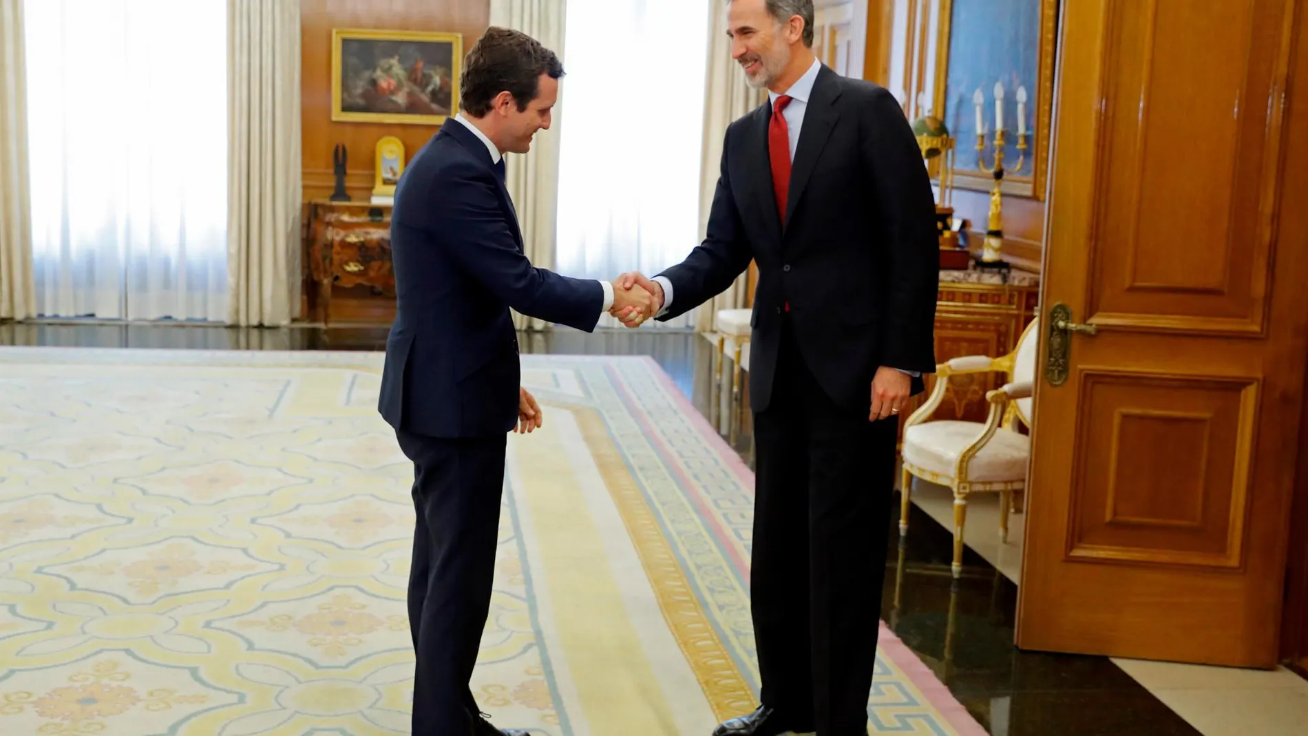 El Rey Felipe VI saluda al presidente del Partido Popular, Pablo Casado, esta tarde en el Palacio de la Zarzuela/Foto: Efe/Juan Carlos Hidalgo