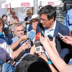 El portavoz socialista en las Cortes, Óscar López, atiende a los medios en su visita a La Bañeza