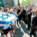 Manifestantes con banderas israelíes protestan en Berlín el 1 de junio contra la marcha por el Día de Al Quds, donde se lanzaron gritos contra Israel. Foto: REUTERS