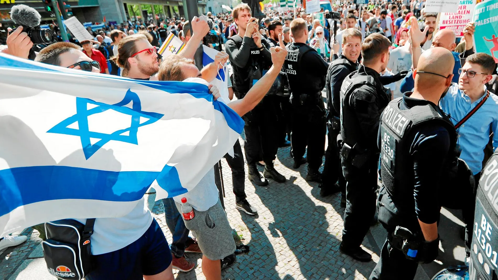 Manifestantes con banderas israelíes protestan en Berlín el 1 de junio contra la marcha por el Día de Al Quds, donde se lanzaron gritos contra Israel. Foto: REUTERS