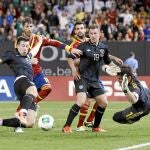 El jugador de Irlanda Sean St. Ledger (i) patea al arco frente al guardameta de España Iker Casillas.