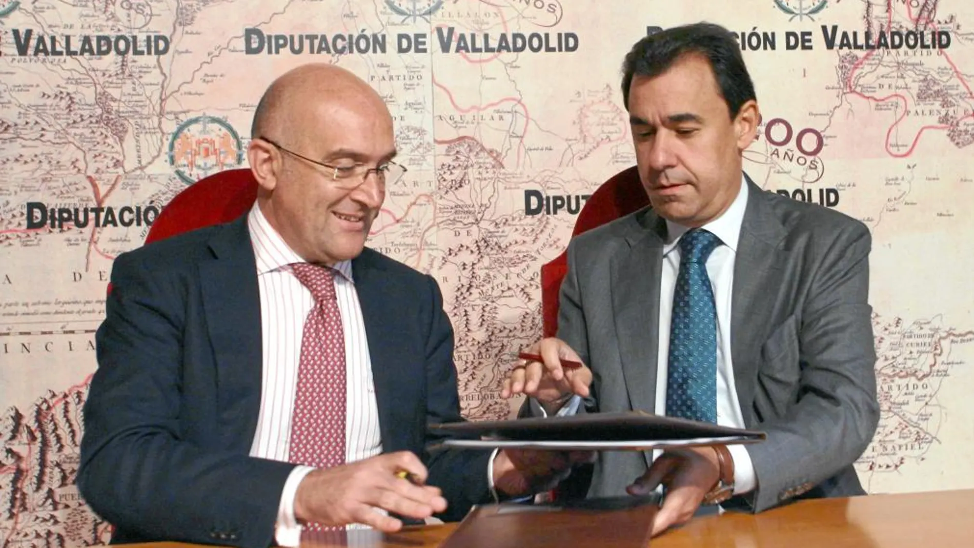 Jesús Julio Carnero y Fernando Martínez Maíllo durante la firma de un convenio