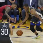 Iguodala le roba el balón a Lillard