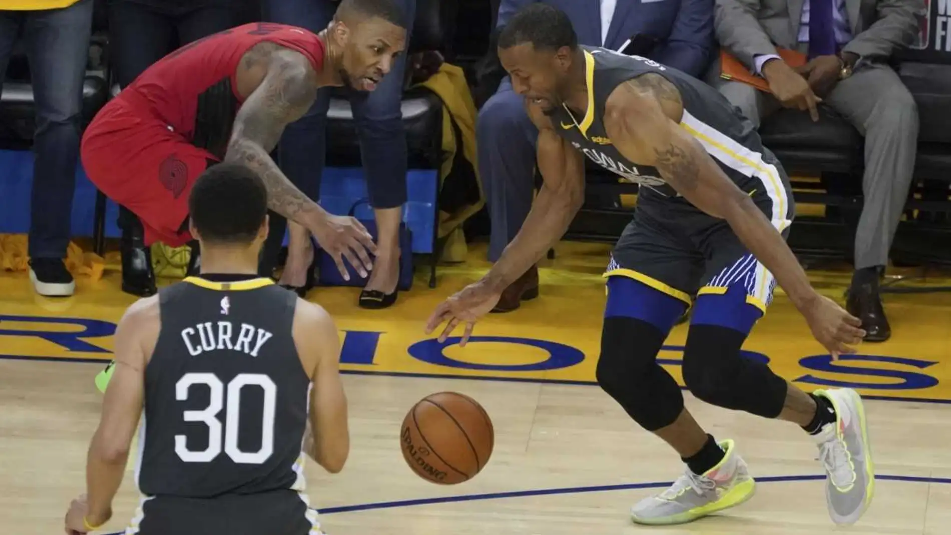 Iguodala le roba el balón a Lillard