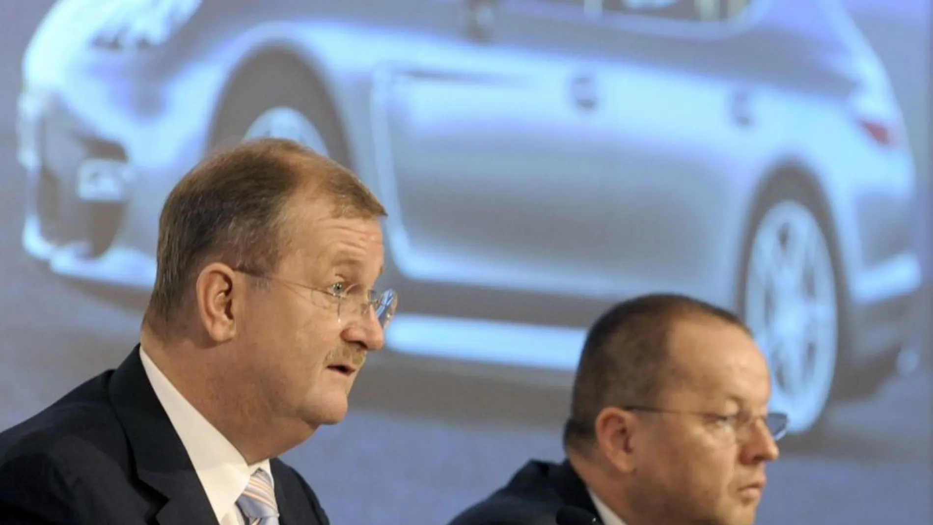 Imagen de archivo dque muestra al expresidente de Porsche Holding SE, Wendelin Wiedeking (izq), y el exjefe financiero del grupo, Holger Haerter