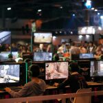 Asistentes a una feria de videojuegos / Efe
