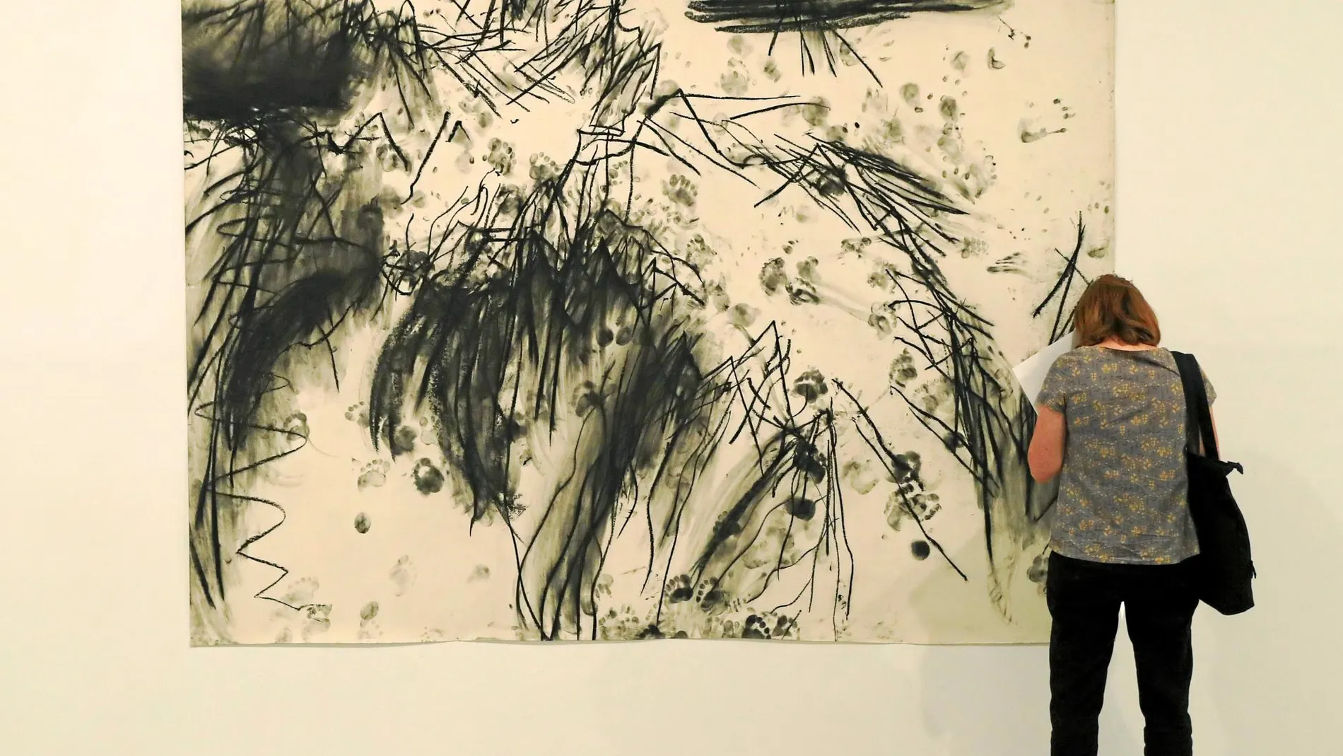 Miriam Cahn utiliza la técnica de acuarela sobre papel para dar vida a sus obras, que abordan temas como la sexualidad, la muerte, la violencia o la precariedad de la vida