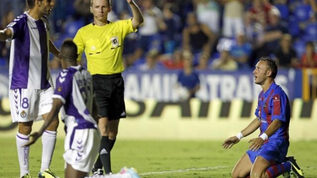 El árbitro saca la tarjeta roja para el defensa marroquí del Real Valladolid Zakarya Bergdich